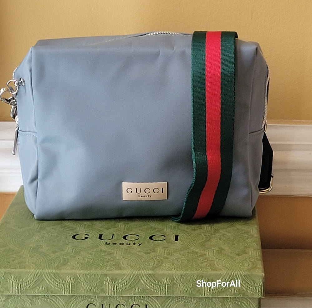 Gucci Green Toiletry Bag with Structured Shape and Gold Hardware - Picture 4 of 16
